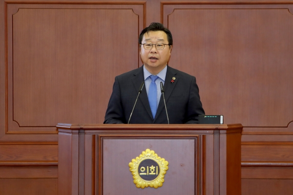 홍종원 대전시의원이 17일 열린 제241회 임시회에서 ‘대전 중부소방서 설치 촉구 건의안’에 대해 설명하고 있다.