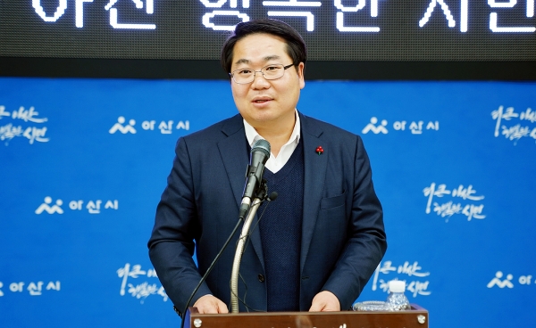 지난 19일 시정브리핑 자리에서 축구종합센터 유치전에 소극적인 이유에 대해 설명하고 있는 오세현 아산시장.