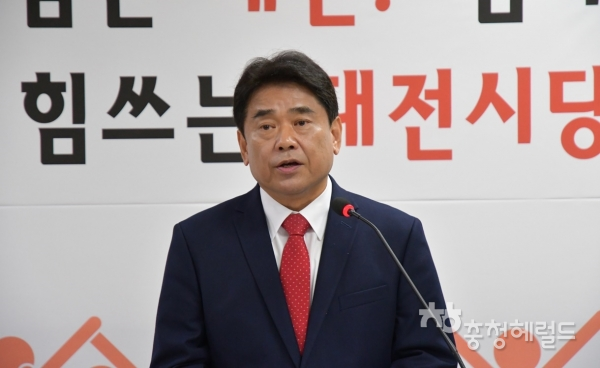 자유한국당 육동일 대전시당위원장이 23일 신년 기자간담회 자리에서 모두발언을 하고 있다.