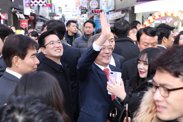 대전 중구 으능정이 거리를 찾은 문재인 대통령이 대전 시민들에게 손을 흔들고 있다.