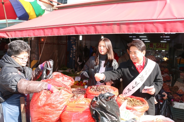 자유한국당 육동일 대전시당위원장이 1일 중앙시장을 찾아 설명절 인사와 함께 제수품을 구입하고 있다.