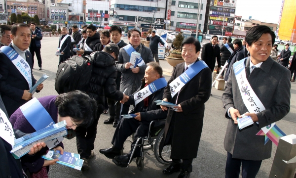 더불어민주당 대전시당 주요 국회의원 및 당직자들이 설명절을 맞아 1일 대전역 앞에서 시민들에게 인사를 전하고 있다.