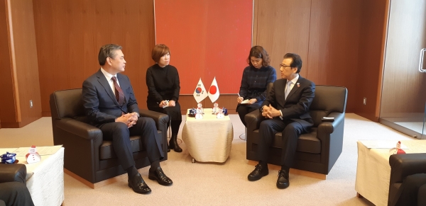 대전시 박영순 정무부시장(좌측)이 아키모토 가쓰히로 삿포로시장(우측)을 만나 대전방문의 해 홍보와 양도시 국제협력 강화에 대해 논의했다.