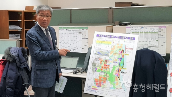 대전시 정무호 도시재생주택본부장이 중앙로프로젝트 마중물사업에 대해 언론 브리핑을 진행하고 있다.