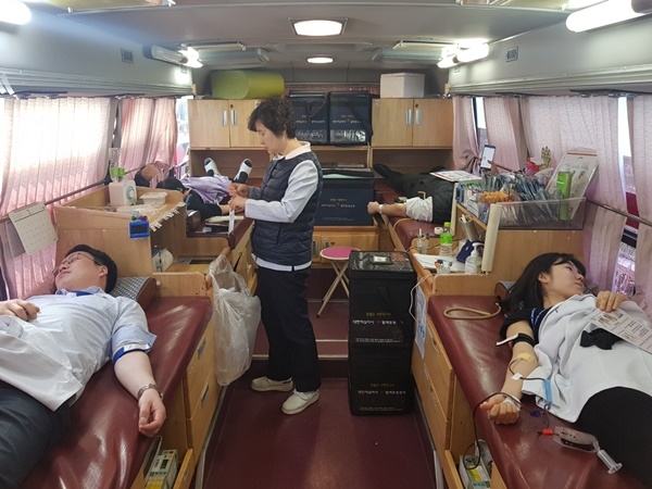 대전충남지부 직원들이 13일 헌혈버스에서 헌혈을 하고 있다.