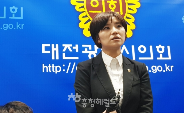 김소연 대전시의원이 4일 바른미래당 입당 관련 기자회견을 갖고 있다.