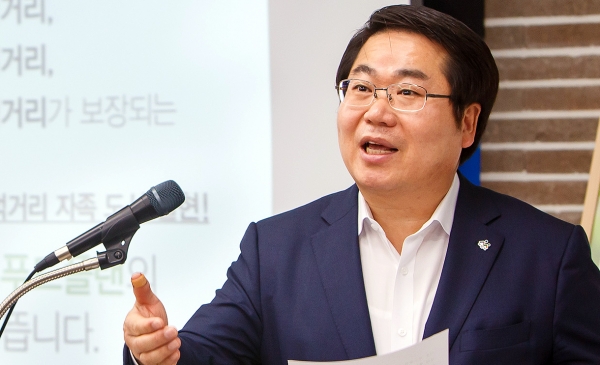 7일 오세현 아산시장이 정례브리핑을 통해 '푸드플랜' 추진 내용을 설명하고 있다.