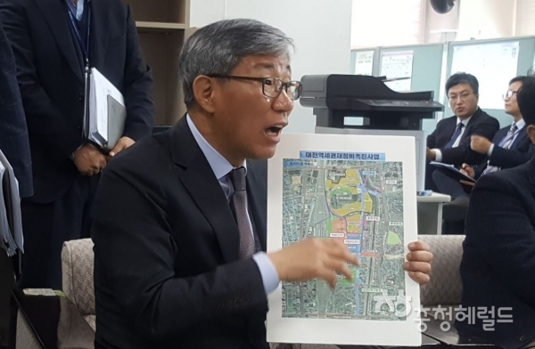 정무호 대전시 도시재생주택본부장이 4일 오전 시청 기자실에서 복합2구역 민자사업자 재공모 계획에 대해 설명하고 있다.