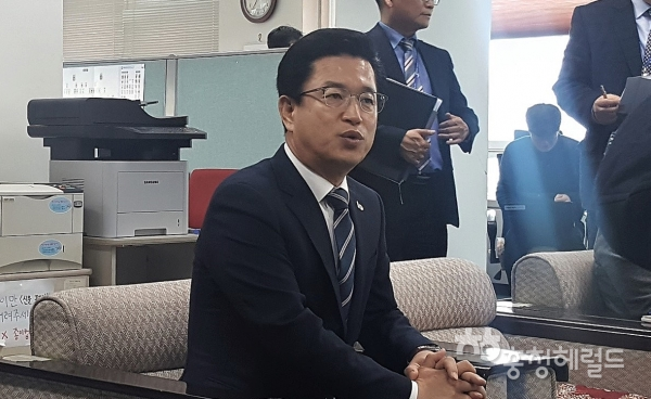 허태정 대전시장이 홍역 확산 방지를 위한 대전시의 초기 대응 부실 지적에 사과했다.