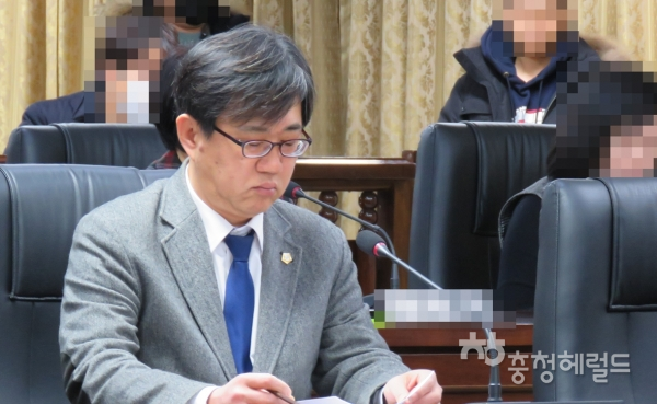 17일 대전지법이 정치자금법 위반 혐의로 기소된 박찬근 중구의원에게 벌금 300만 원에 추징금 378만원을 구형했다.