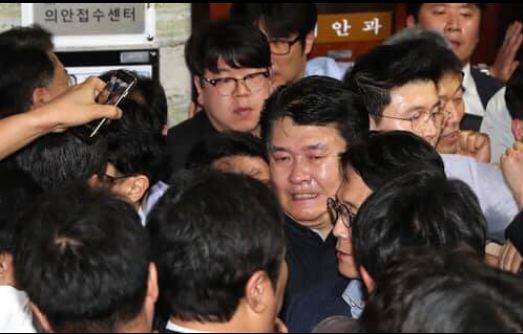 격렬한 몸싸움에 휘말린 정용기 자유한국당 정책위의장. (사진=SNS)