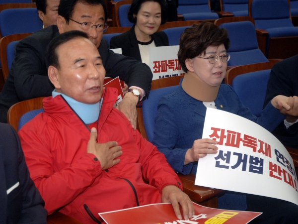 자유한국당 박덕흠 의원과 최연혜 의원이 29일 국회에서 열린 바상의총에 나란히 앉아있다. (사진=강재규 기자)