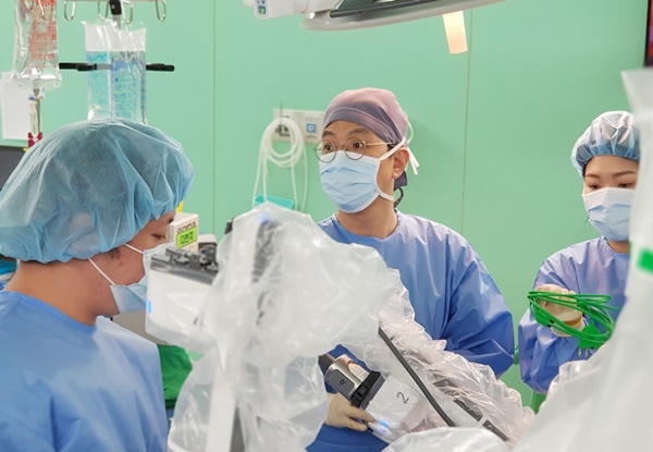 건양대병원 산부인과 김철중 교수가 로봇수술을 위해 환자의 병변부에 로봇 팔을 도킹(결합)하는 모습