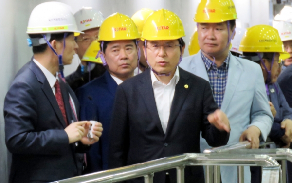 15일 대전 유성구 국가핵융합연구소를 찾은 황교안 자유한국당 대표가 연구소 관계자들로 부터 설명을 듣고 있다.