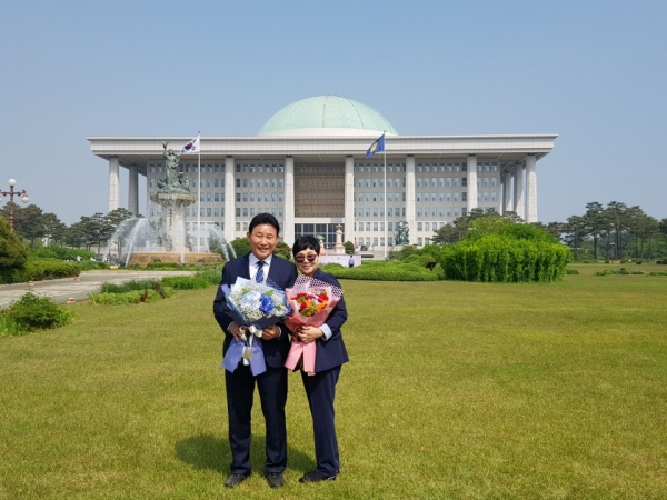 박용갑 중구청장과 부인 최옥림씨가 16일 ‘2019년 세계 부부의 날 기념식’에서 ‘올해의 구청장 부부상’을 수상했다.
