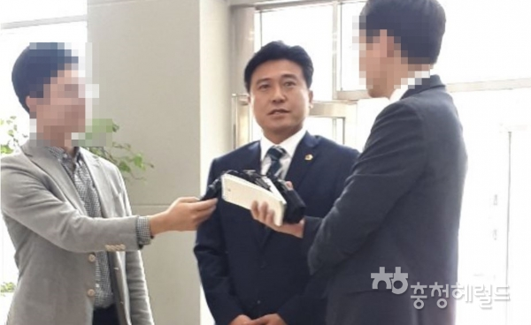 대전시티즌 선수 선발에 개입 의혹을 받고 있는 김종천 대전시의회 의장이 23일 오전 피의자 신분으로 조사를 받기 위해 대전 경찰청에 드러서고 있다.