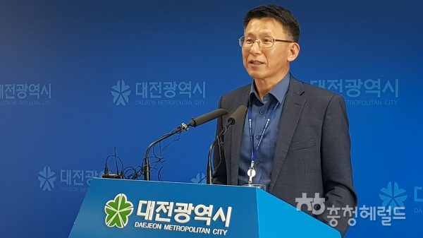 박제회 대전시 교통건설국장이 10일 유성복합터미널 개발사업에 대한 계획을 설명하고 있다.