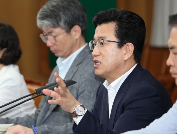 허태정 대전시장이 10일 주간업무회의에서 대전시 현안사업의 차질없는 추진을 당부하고 있다.