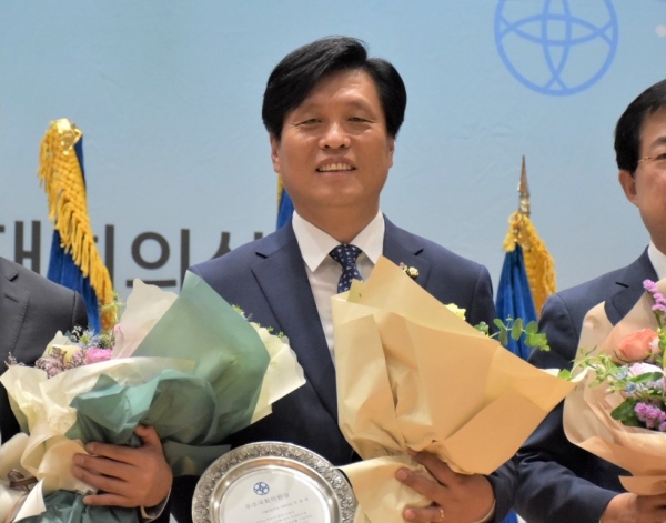 더불어민주당 조승래 국회의원(사진)이 사)한국여성유권자연맹에서 수여하는 ‘우수 국회의원 상’을 수상하고 기념촬영을 하고 있다.