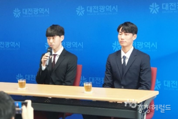 U-20 월드컵 대표팀에 출전한 대전시티즌 소속 이지솔(우측), 김세윤(좌측) 선수가 20일 오전 대전 시청 브리핑 룸에서 복귀 기자회견을 하고 있다.