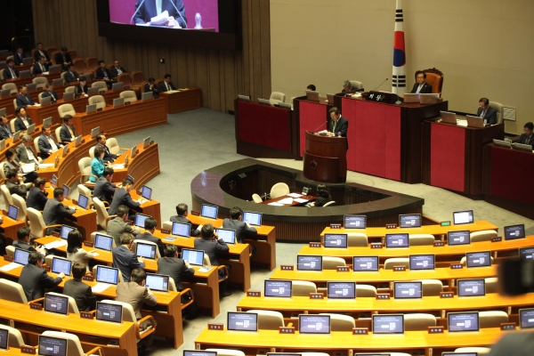 자유한국당 의석이 모두 휑하니 비었다. 24일 오후 이낙연 국무총리의 추경 시정연설은 결국 반쪽짜리 국회 임시회 본회의로 진행됐다.