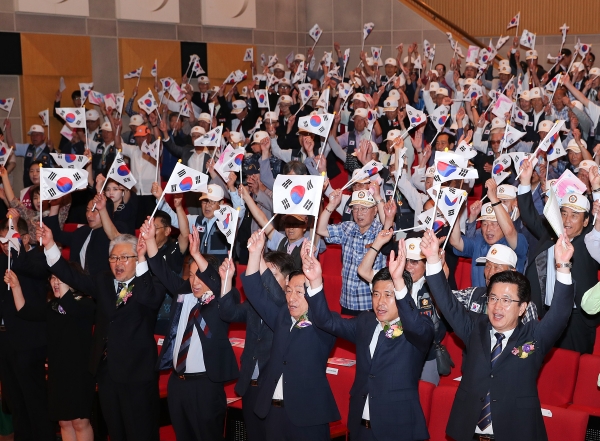 25일 대전시청에서 개최된 '6․25전쟁 제69주년 기념식'에서 참석자들이 '만세'를 외치고 있다.
