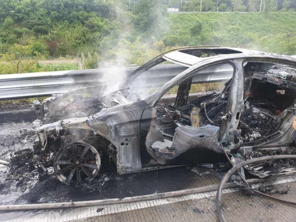 10일 대전-당진 간 고속도로를 주행이던 BMW차량에서 화재가 발생해 차량이 전소됐다. 독자제공.