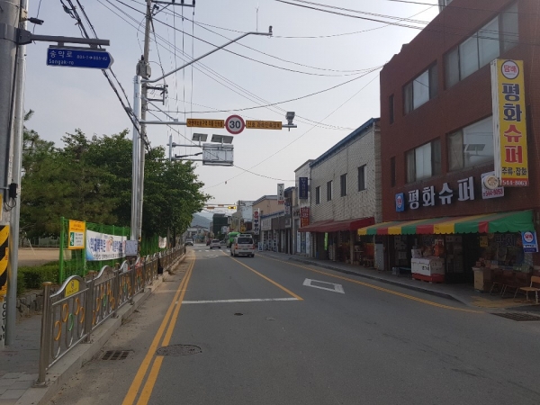 아산시 송남초등학교 정문 앞 설치된 무인교통단속카메라 모습.