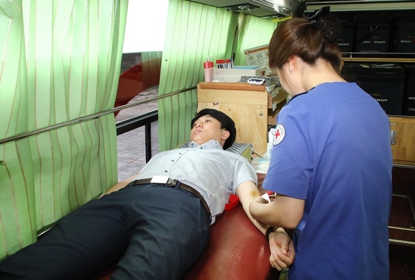 대전시교육청은 본청 직원들이 참여한 가운데 '사랑의 헌혈 행사'를 통해 소중한 생명을 위한 이웃사랑을 실천하는 시간을 가졌다.[사진=대전시교육청 제공]