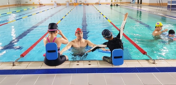 세종시 한솔수영장에서 학생들이 수영 강습을 받으며 즐거워 하고 있는 장면.