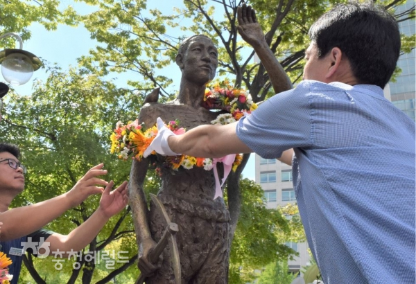 13일 오전 대전시청 앞 공원에 세워진 '일본 강제징용 노동자상'.