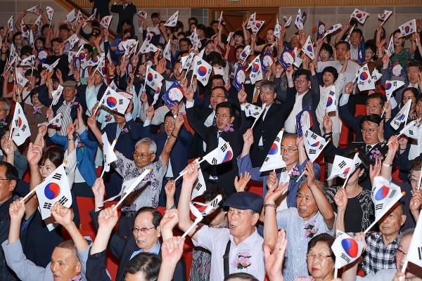 8월 15일 '제74주년 광복절'를 맞아 대전시청에 개최된 경축행사에서 참석자들이 만세삼창을 외치고 있다.