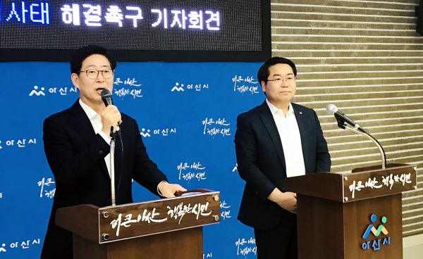 양승조 충남지사(왼쪽)와 오세현 아산시장은 12일 아산시청 브리핑실에서 유성기업 사태의 조속한 해결을 촉구하는 공동제안을 발표했다.