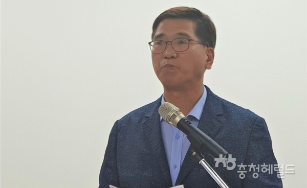 정치자금법 위반 혐의로 재판을 받아온 방차석 대전서구의원이 27일 기자회견을 열고 자진 사퇴를 발표하고 있다.