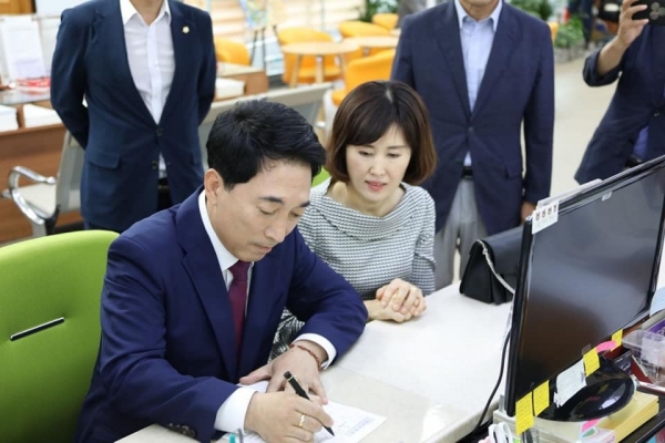 박수현 전 의원이 9일 혼인신고 사실을 페이스북에 올렸다. [사진=페이스북캡쳐]
