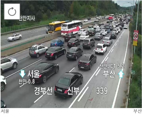 경부고속도로 천안 신부 부근 CCTV 화면(11일 오후 3시 20분 기준). 부산 방향으로 향하는 고속도로에 귀성차량이 몰리며 극심한 정체현상를 보이고 있다. [한국도로공사 제공].
