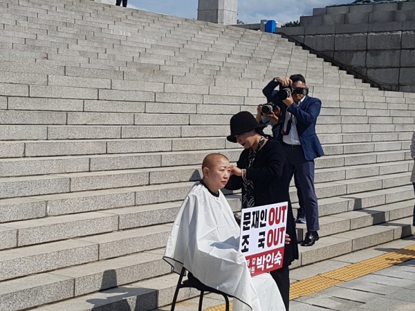 조국 OUT, 문재인 OUT을 외치는 박인숙 자유한국당 의원의 삭발식