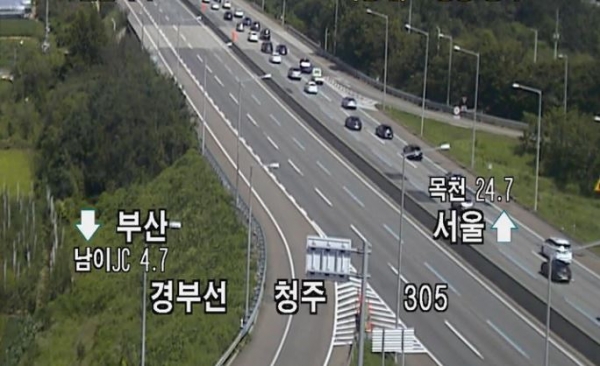 경부고속도로 청주 부근 CCTV 화면(15일 오전 11시 15분 기준). [한국도로공사 제공].