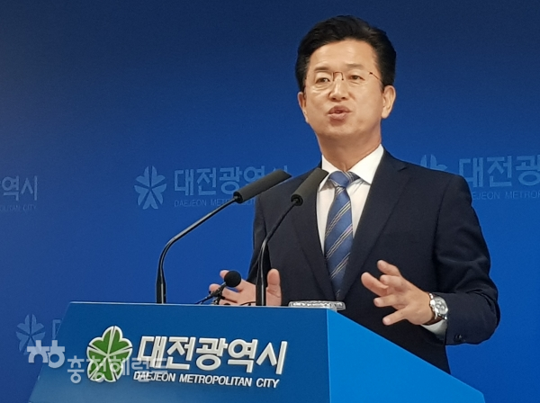 허태정 대전시장이 18일 정례기자브리핑 자리에서 2500억 원 규모의 지역화폐 발행 계획에 대해 설명하고 있다.