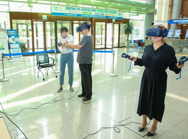 대전충청권역의료재활센터에서 ‘찾아가는 VR 스마트헬스케어 의료정보 서비스 무료체험’ 에서 대전시민이 VR을 체험하고 있다.[사진= 충남대병원 제공]