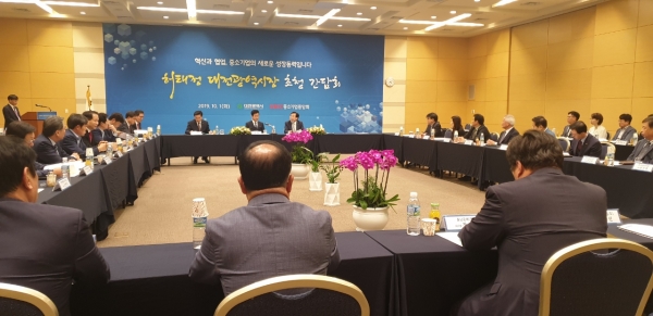 허태정 시장이 1일 대전 DCC컨벤션센터에서 진행된 중소기업중앙회(중기중앙회)가 마련한 간담회에 참석해 지역 기업인들과 소통의 시간을 가졌다.