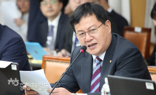 8일 열린 대전시 국정감사에서 이은권 의원이 질문하고 있다.