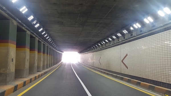 대전시가 전국 최초로 지하차도에 눈부심 제로 LED조명을 설치한 모습.[사진=대전시청 제공]