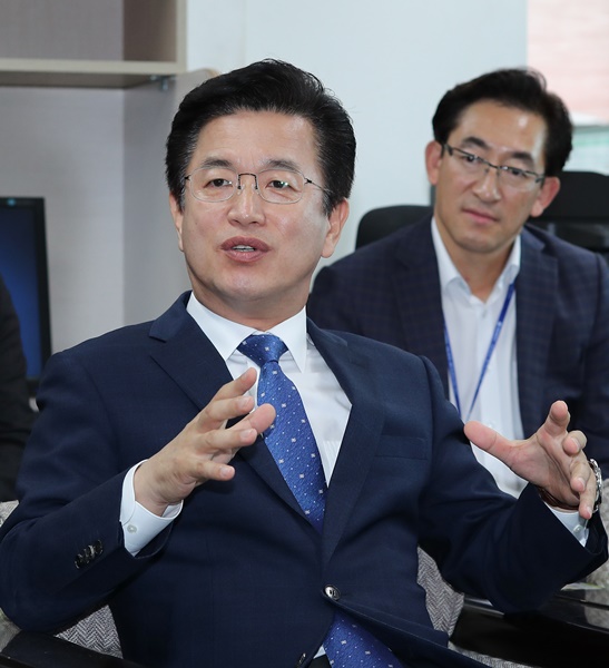 허태정 대전시장이 16일 대전시티즌 기업구단 투자 유치에 대해 설명하고 있다.