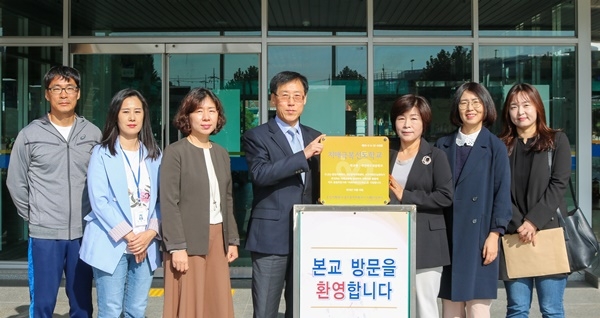 대전광역치매센터는 16일 대전버드내중학교를 ‘치매극복 선도학교’로 지정하고 현판전달식을 가졌다.[사진= 충남대병원 제공]