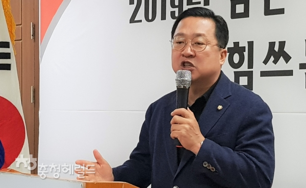 자유한국당 이장우 대전시당 위원장이 5일 오전 대전시당에서 기자간담회를 하고 있다.