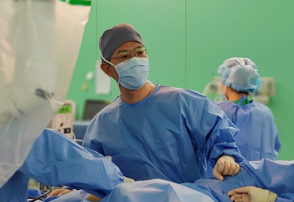 건양대병원 산부인과 김철중 교수가 로봇수술을 위해 환자의 병변부에 로봇 팔을 도킹(결합)하는 모습.[사진=건양대병원 제공]