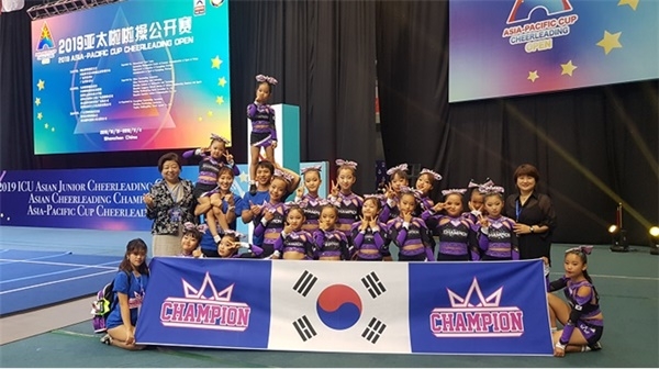 '2019 아시아퍼시픽컵치어리딩오픈'에서 한국 대표로 출전한 대전 '챔피언' 팀이 은메달을 따고 단체 기념촬영을 하고 있다.