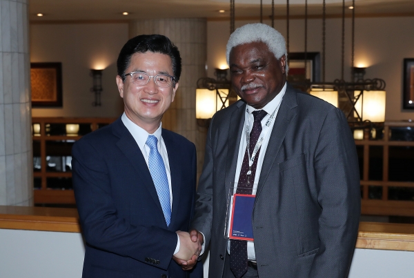 허태정 대전시장이 장피에르 을롱 엠바시 UCLG아프리카 사무총장(좌측)을 만나 기념촬영을 하고 있다.