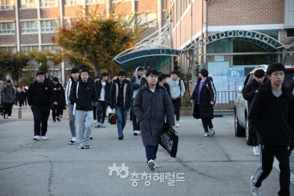 2020학년도 대학수학능력시험일인 14일 오후 대전 동구 보문고등학교에서 시험을 마친 수험생들이 고사장을 빠져나오고 있다.